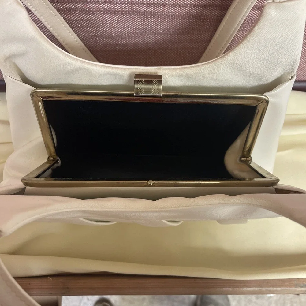 Vtg‎ Women's White/Cream Leather BoHo Shoulder Bag With Clasp Closure